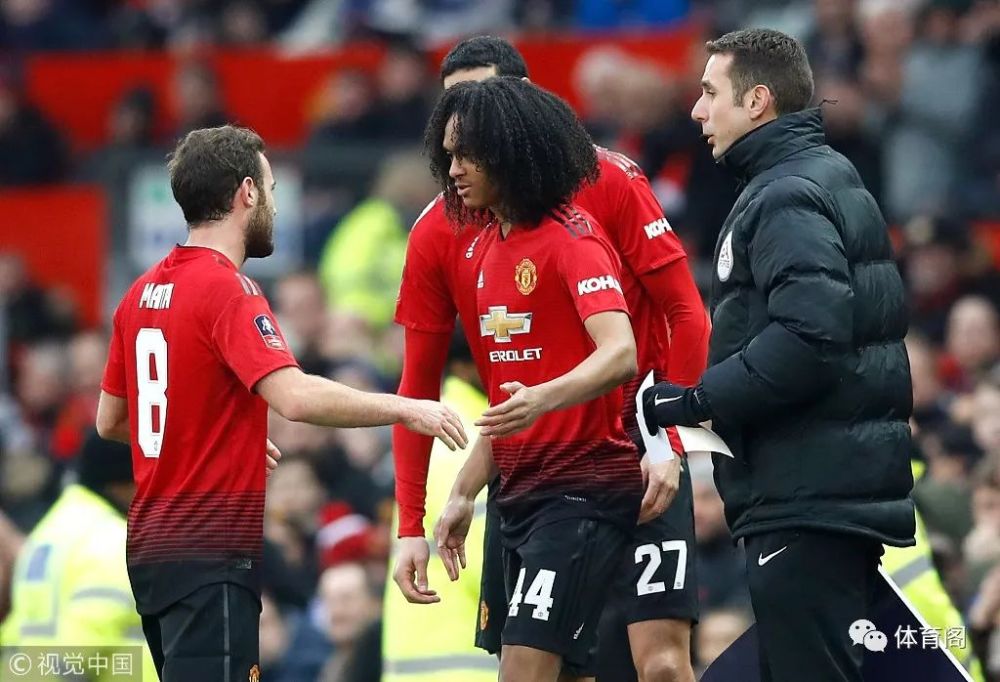 集结日夏洛特黄蜂调整名单以备西甲，主帅复盘环节打磨，媒体盛赞，资深球员宣示担当的简单介绍