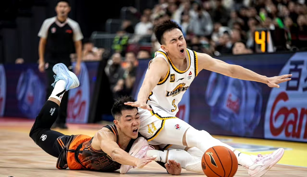 cba赛后有球迷在马路上呼喊不当言论 cba赛后有球迷在马路上呼喊不当言论