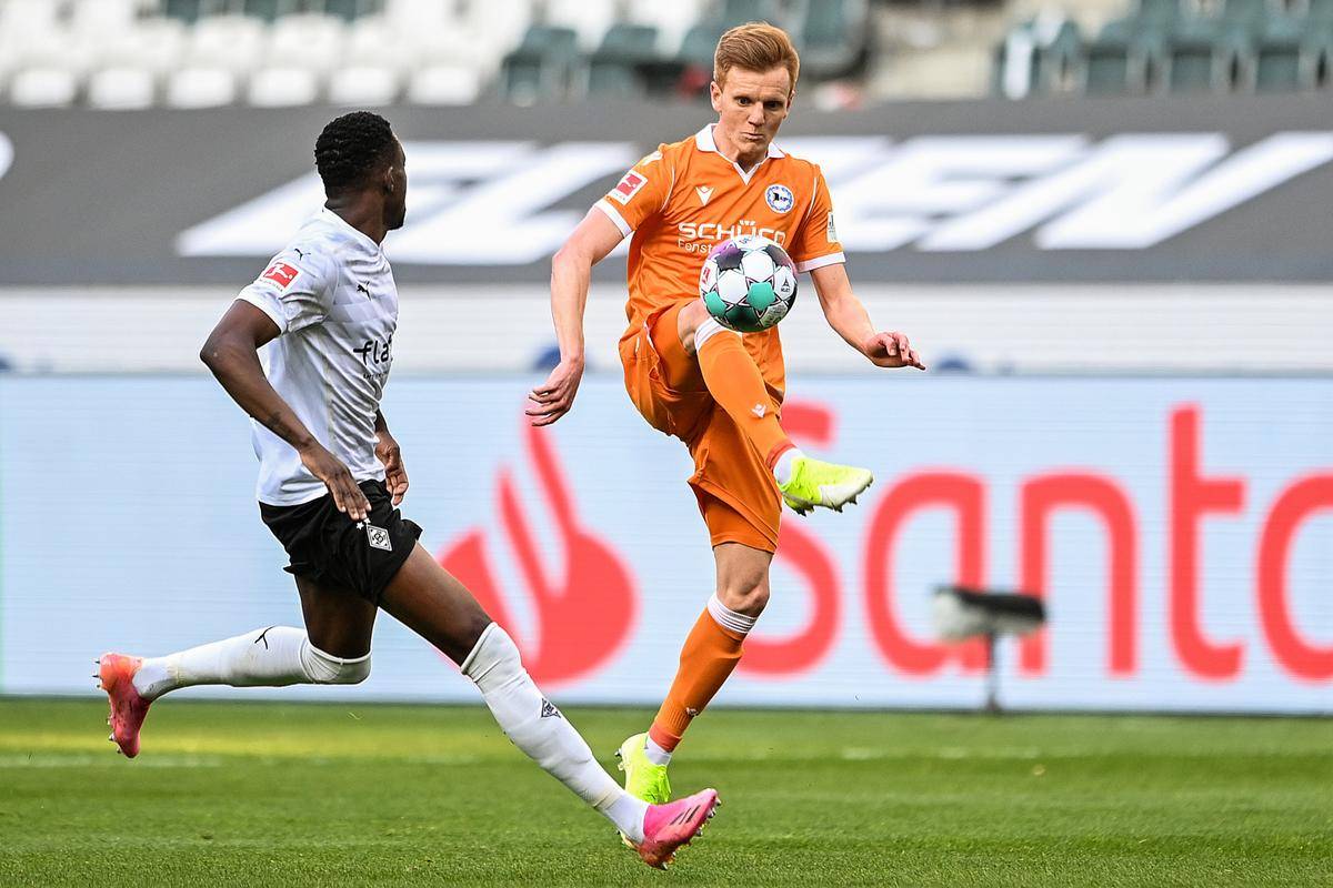 国际比赛日德国杯焦点战，瓦伦西亚迎来里程碑，引发热议，球探报告显示潜力(勇冠绿茵从瓦伦西亚开始笔趣阁)