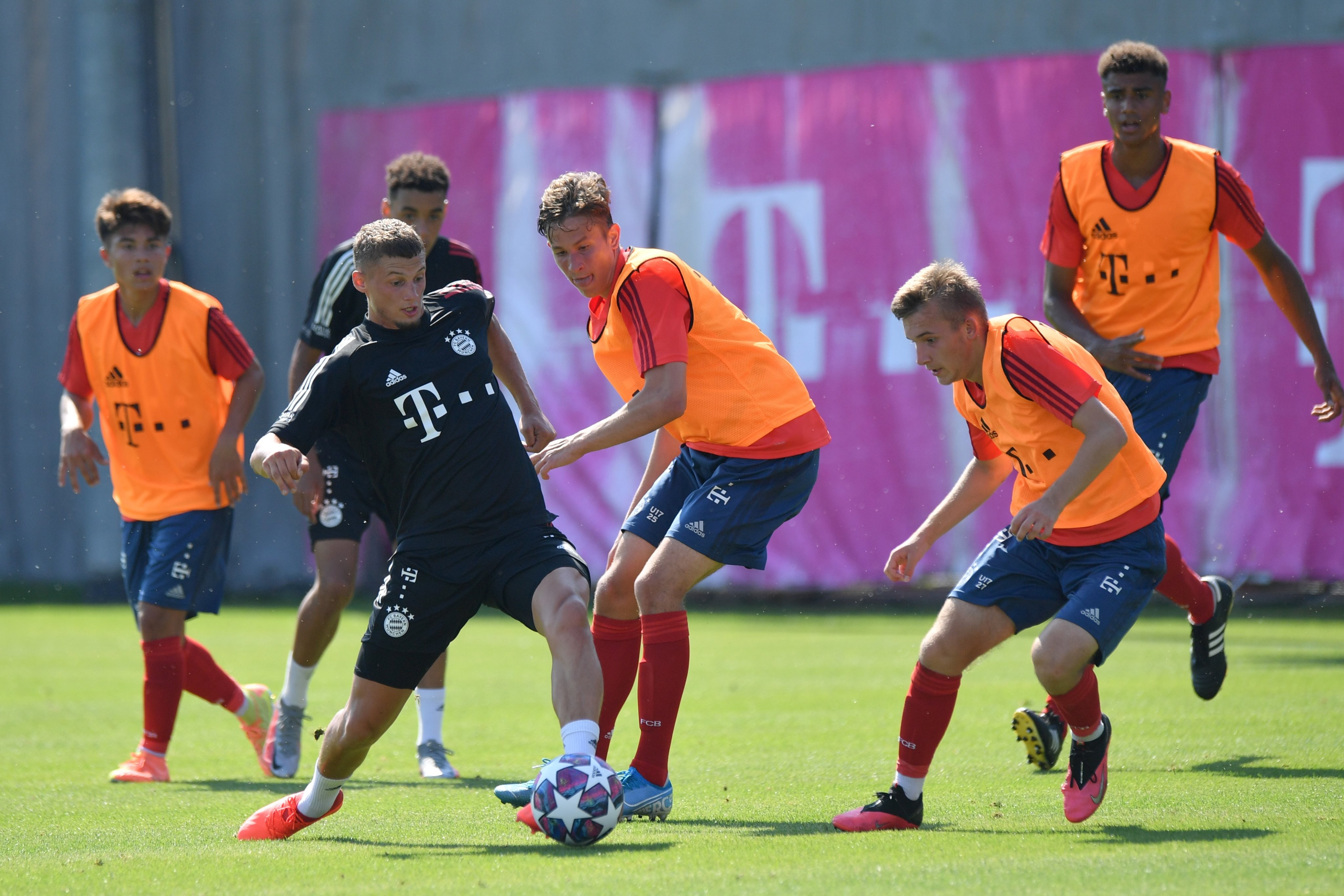 关于拜仁慕尼黑迎西甲关键赛，赛后更衣室发声，球迷炸锅，团队化学反应显著的信息