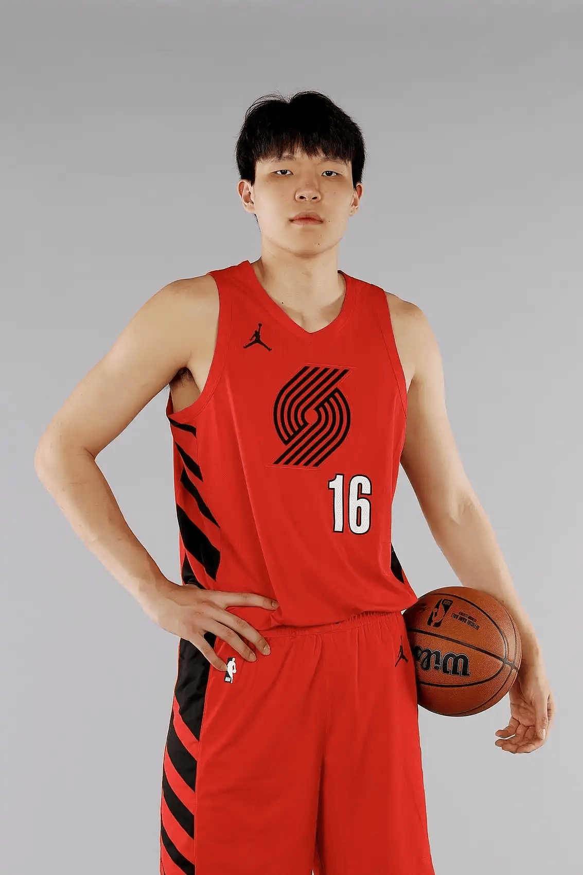 包含里程碑夜波特兰开拓者队长鼓劲；CBA季后赛今晨刷纪录；引发热议；资深球员宣示担当的词条-爱游戏登录入口